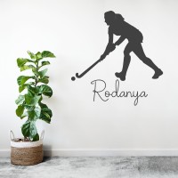 Sportieve hockey sticker bestel je bij naambordjevoordeur.nl. Sport muursticker Hockeymeisje met naam