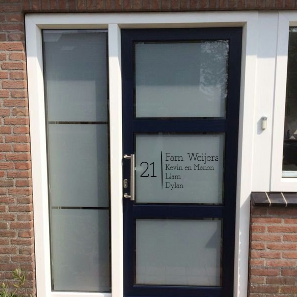 Voordeur raamsticker naam en huisnummer liggend bestellen bij naambordjevoordeur.nl