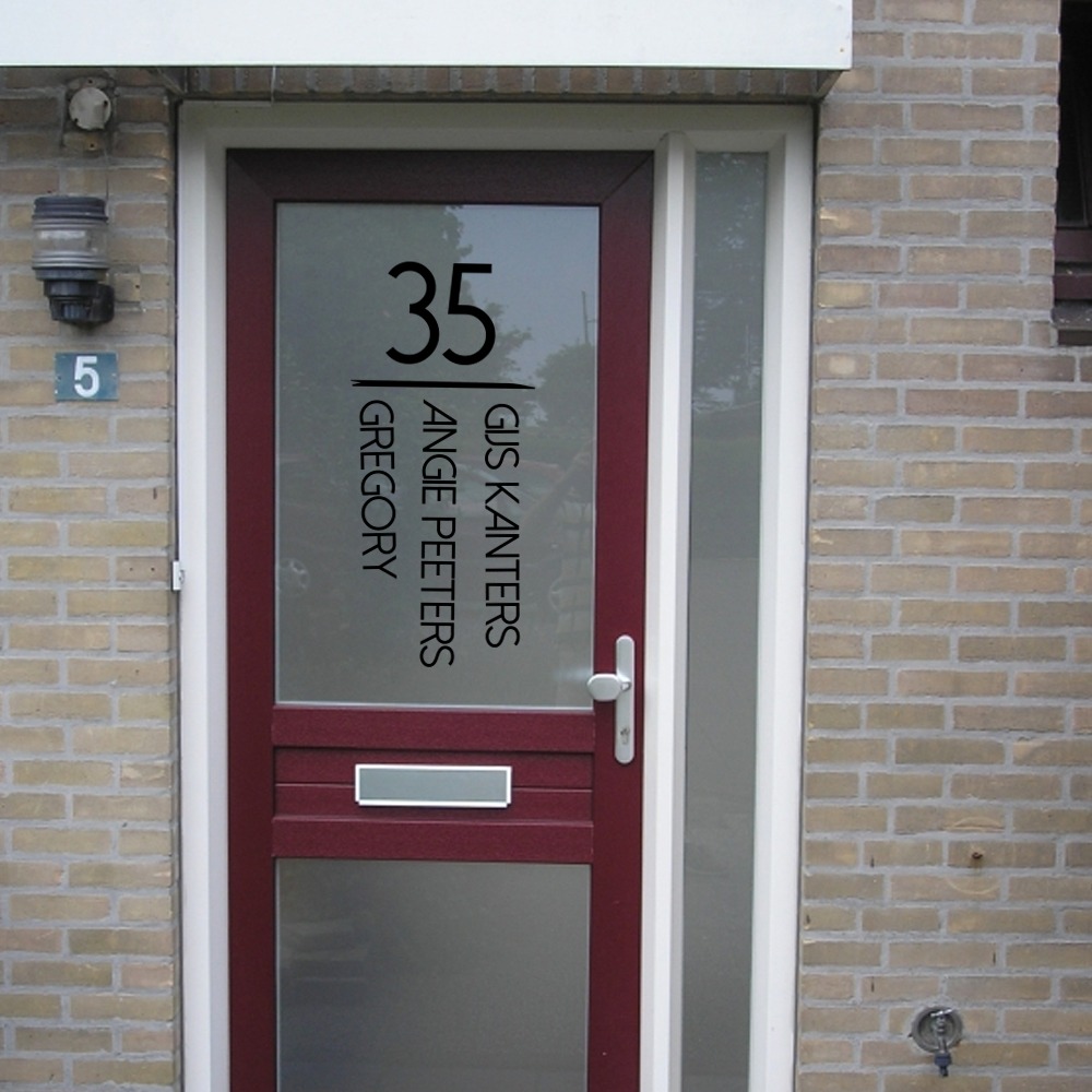 Voordeur raamsticker naam en huisnummer streepje staand bestellen bij Naambordjevoordeur.nl