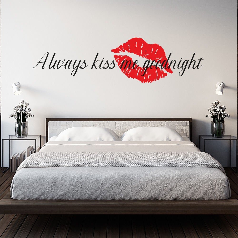 Slaapkamer muursticker Always kiss me goodnight en met nachtzoen in het rood en tekst in het zwart
